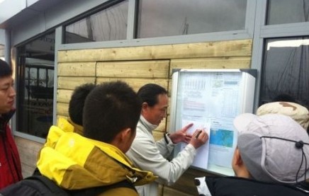 教练在给队员讲解如何看气象云图，了解气象和地理知识.jpg