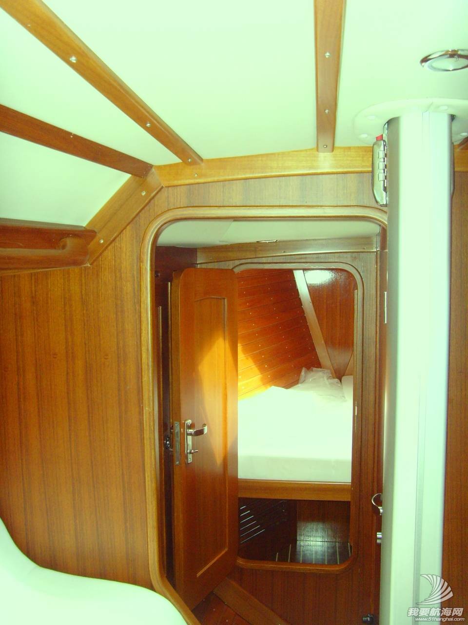 船头休息仓采用隔音木门让您的休息空间更加私密
