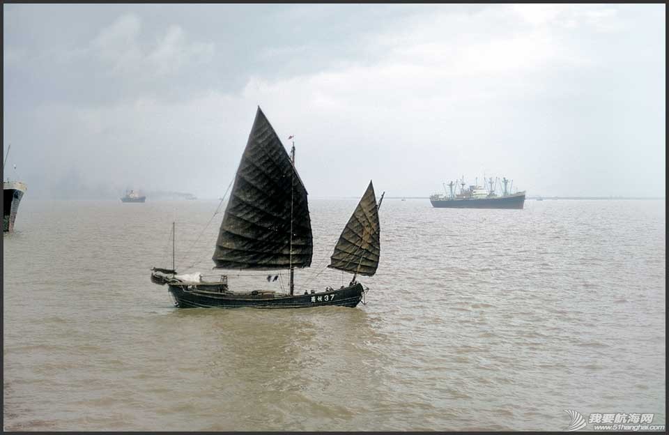 1972-07-057Junk and ships on the Yangtze river.jpg