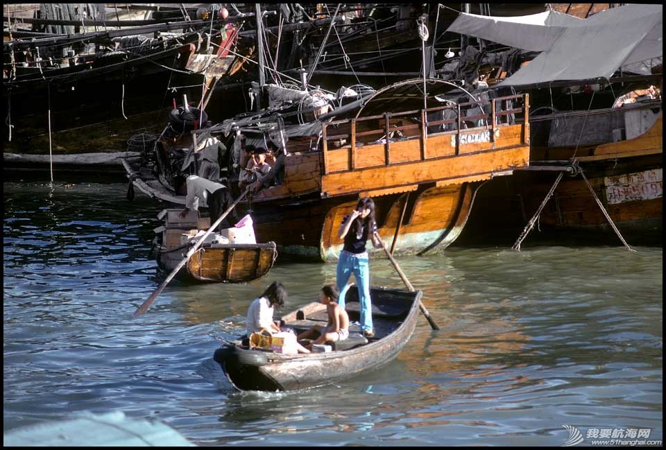 1973-04-057-Sampan traffic everywhere - Aberdeen Harbour Hong Kong - autumn 1973.jpg