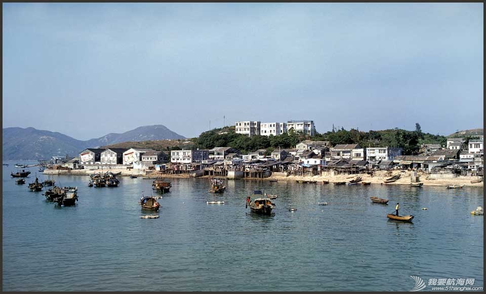 1973-14-029-Sampans at small island Peng Chau.jpg