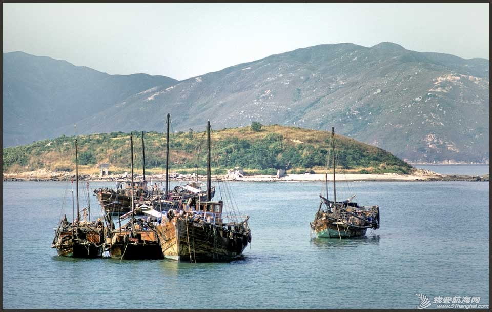 1973-14-033-Junks off Peng Chau.jpg