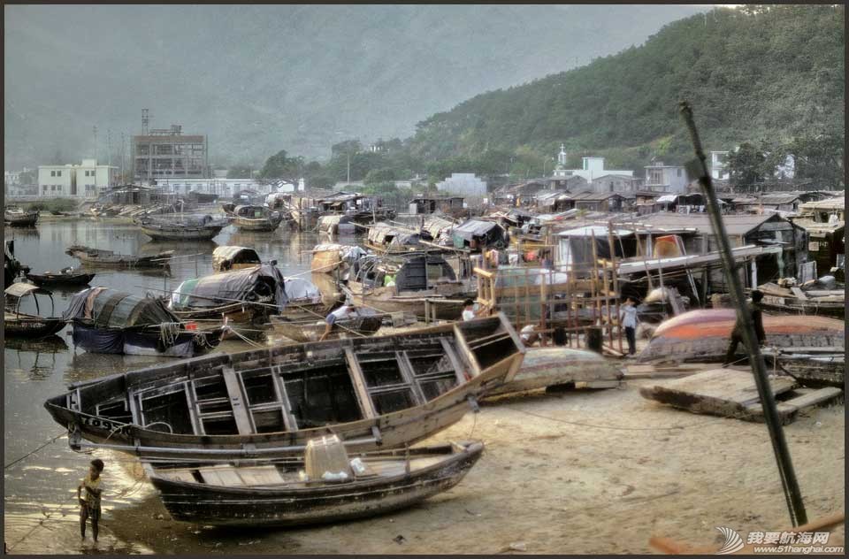 1973-14-048-Sampans at the coast of Silvermine Bay - Mui Wo -Lantau Island - 1973 .jpg
