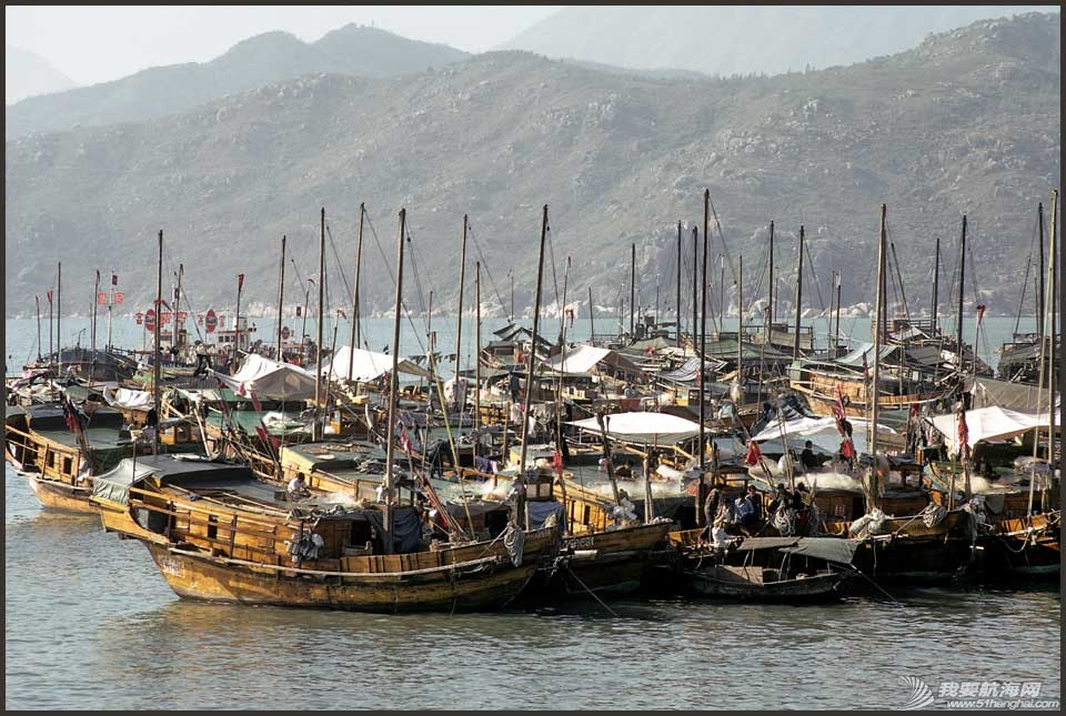 1973-15-047-Junks at anchor in the bay at Cheung Chau.jpg