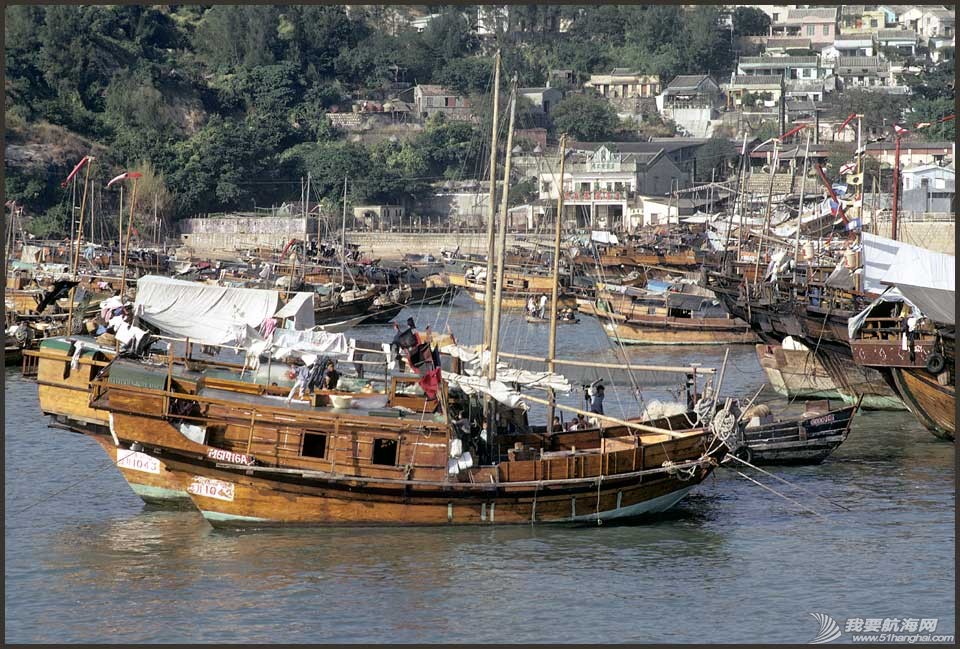 1973-15-056-Web-JunkHarbour.jpgJunks at anchor in the bay at Cheung Chau.jpg