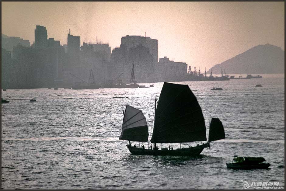 1973-17-090-Web-Junk.jpgChinese Junk crossing Victoria Harbour - Dec1973.jpg