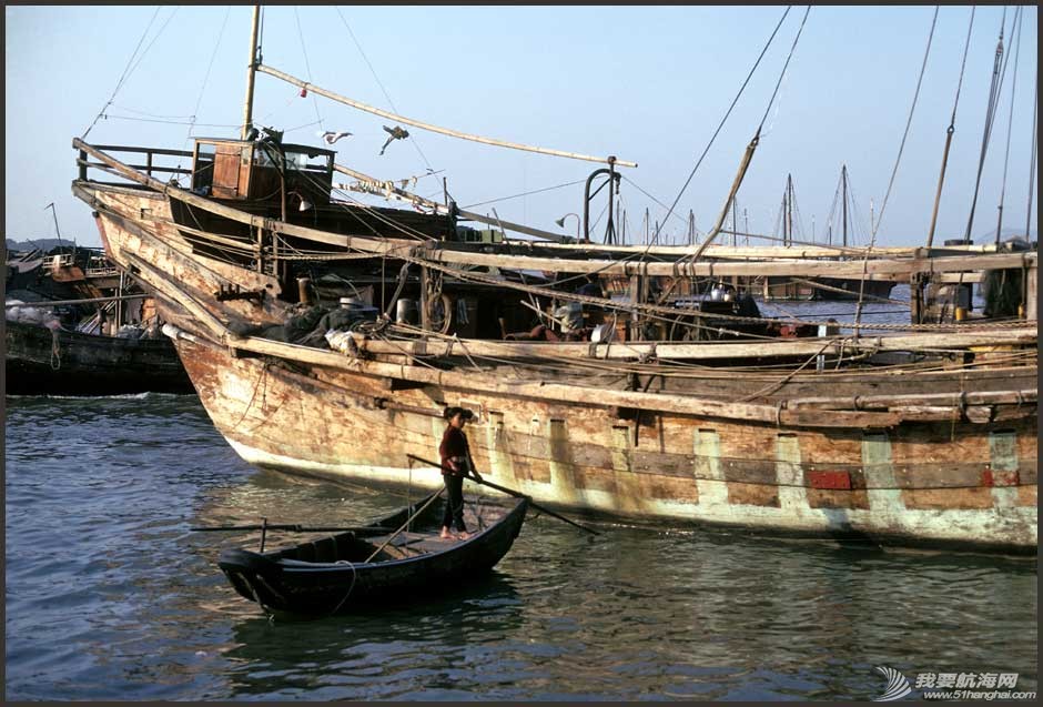 1973-18-036-Sampan and large junk in Macau\\\'s Porto Interior, - the old i.jpg