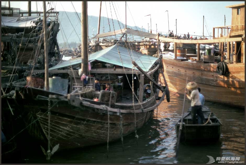 1973-18-037-Sampan and large junk in Macau\\\'s Porto Interior, - the old i.jpg