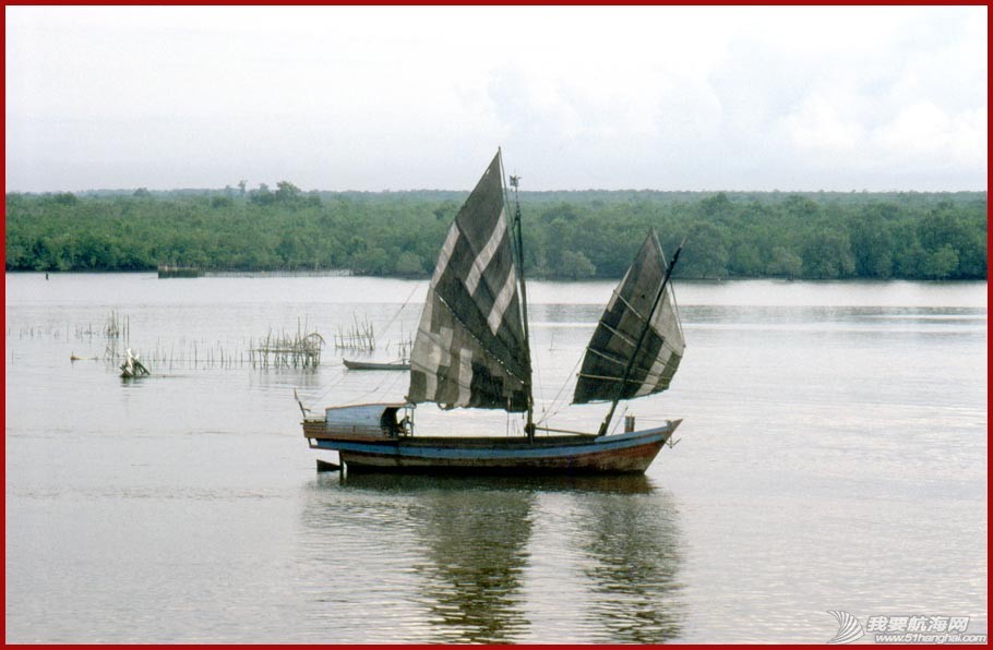 this one is a hybrid junk with typical Chinese rigging and rudder, but the hull .jpg
