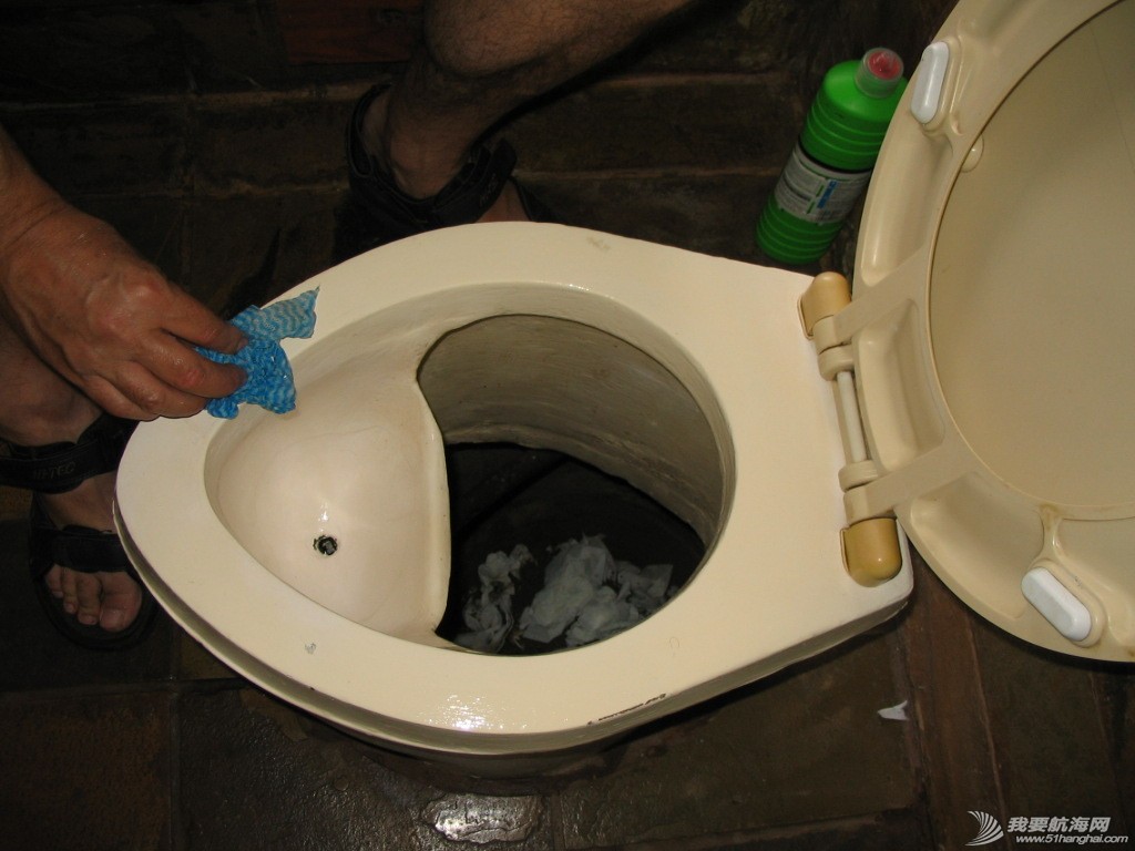 Cleaning_a_urine-diverting_dry_toilet_(UDDT)_in_Johannesburg_(2947142348).jpg