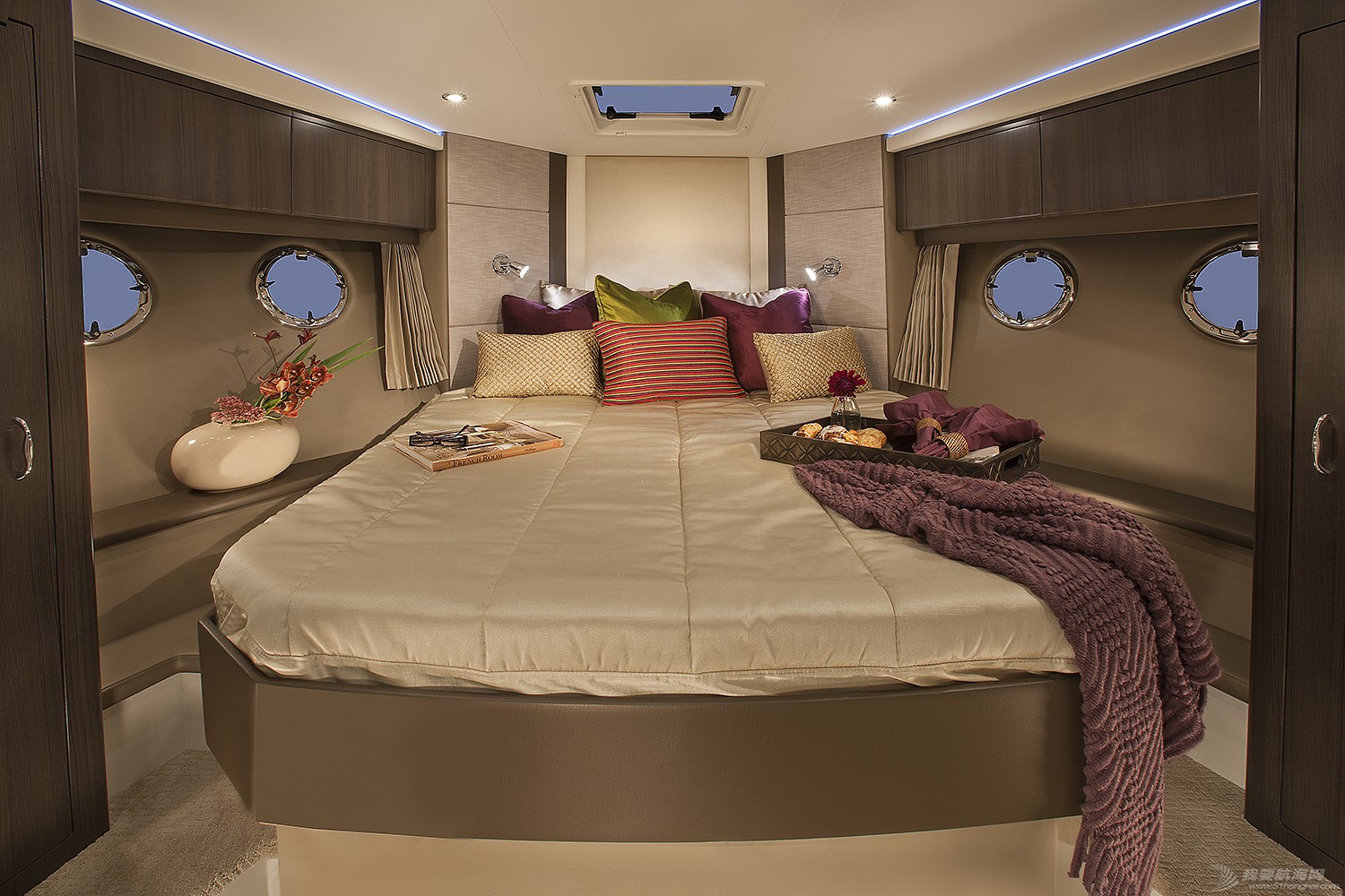 Carver40_Stateroom1.jpg