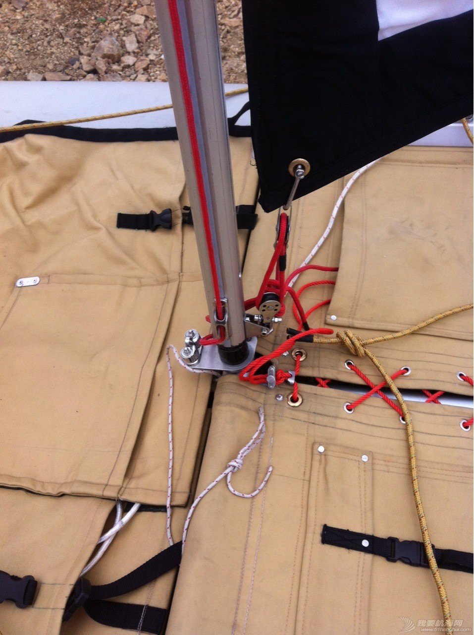 新增加的夹绳器和前储物口袋，使用锚时中间可打开