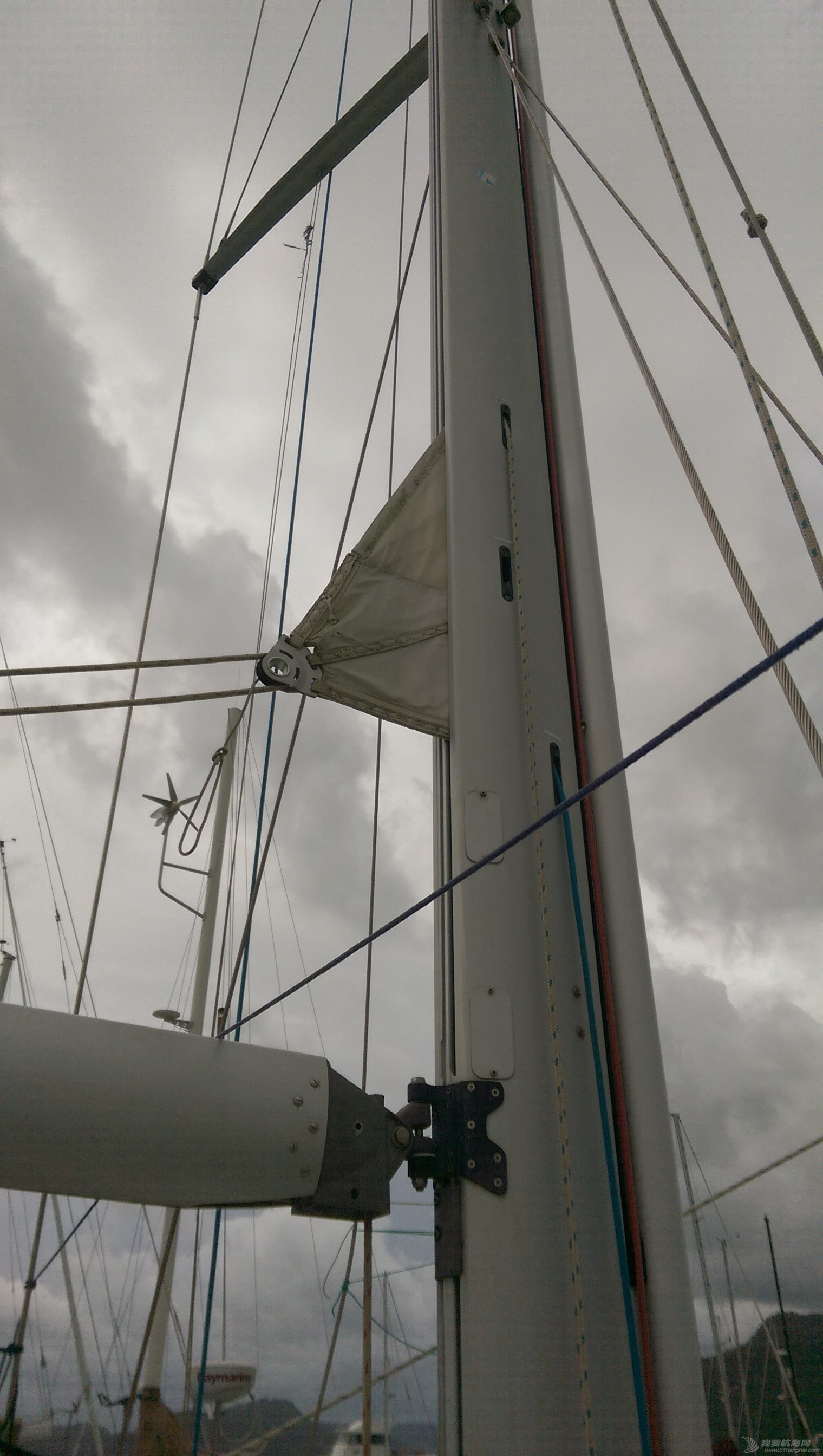 主帆是從桅杆裡面卷出來，說大風時候好用一些，