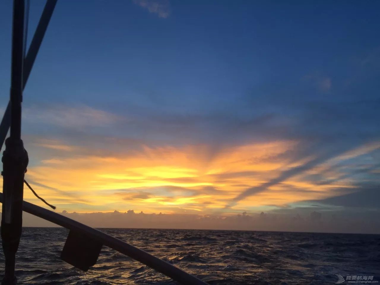 太阳初升时,忽然有十万支金喇叭齐鸣!我在帆船上迎接黎明……w5.jpg