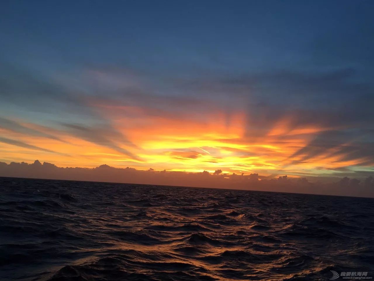 太阳初升时,忽然有十万支金喇叭齐鸣!我在帆船上迎接黎明……w11.jpg