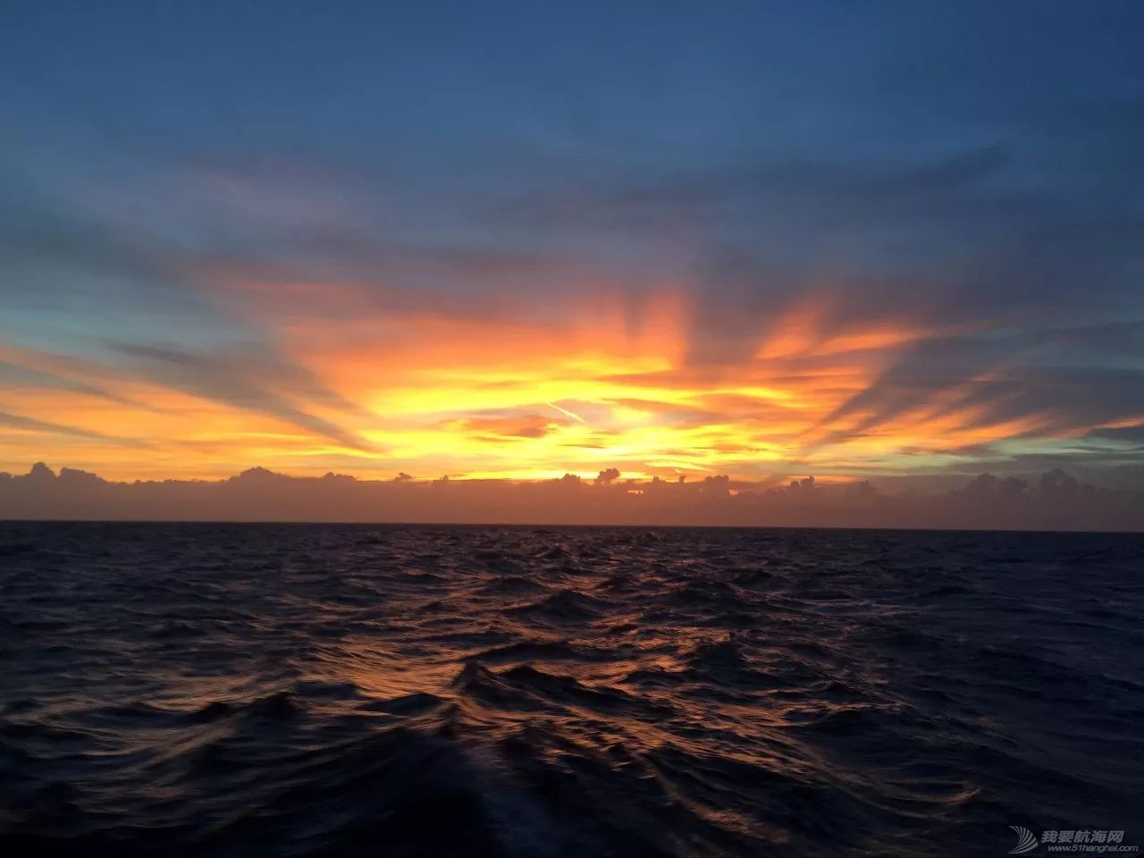 太阳初升时,忽然有十万支金喇叭齐鸣!我在帆船上迎接黎明……w10.jpg