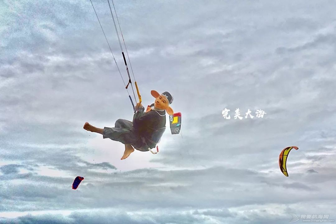 帆船人花式贺新年:首届中国风筝帆板空中飞人装扮赛落幕w18.jpg