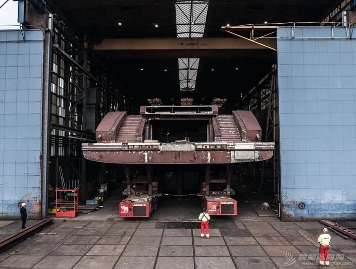 今日图片:荷兰Oceanco 111米超级游艇Y722项目船尾段出坞w1.jpg