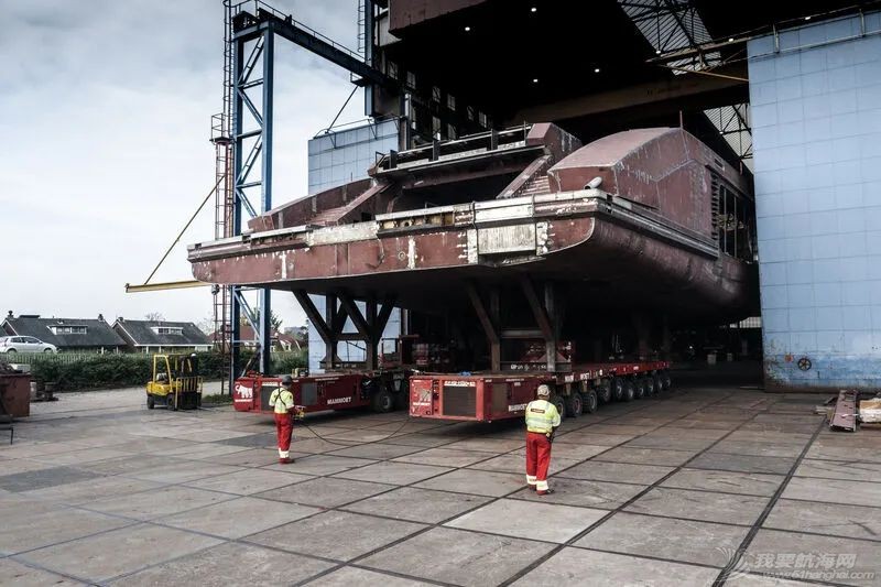 今日图片:荷兰Oceanco 111米超级游艇Y722项目船尾段出坞w3.jpg