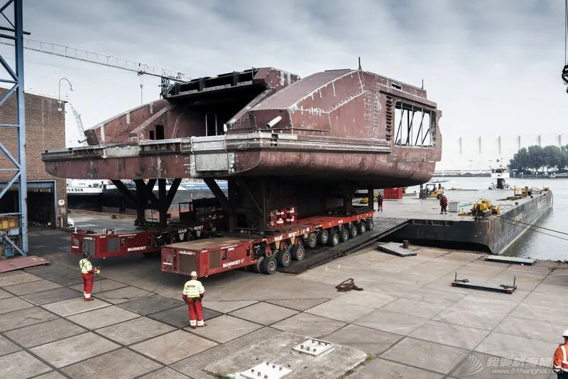 今日图片:荷兰Oceanco 111米超级游艇Y722项目船尾段出坞w9.jpg