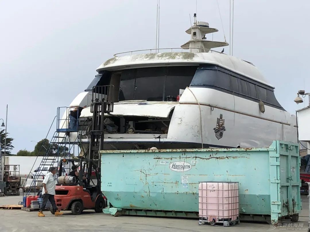 前横渡大西洋纪录保持者35.6米超级游艇在加州拆解报废w7.jpg