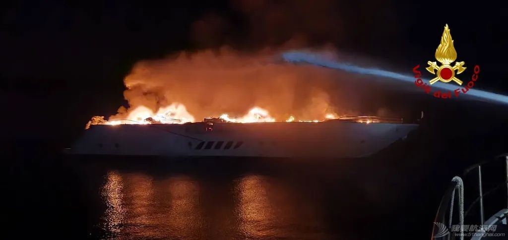 27米超级游艇“Naseem ”号上周在普利亚大区起火并沉没w4.jpg