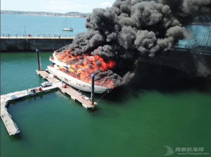 价值600万英镑的超级游艇在托基港着火后沉没w3.jpg