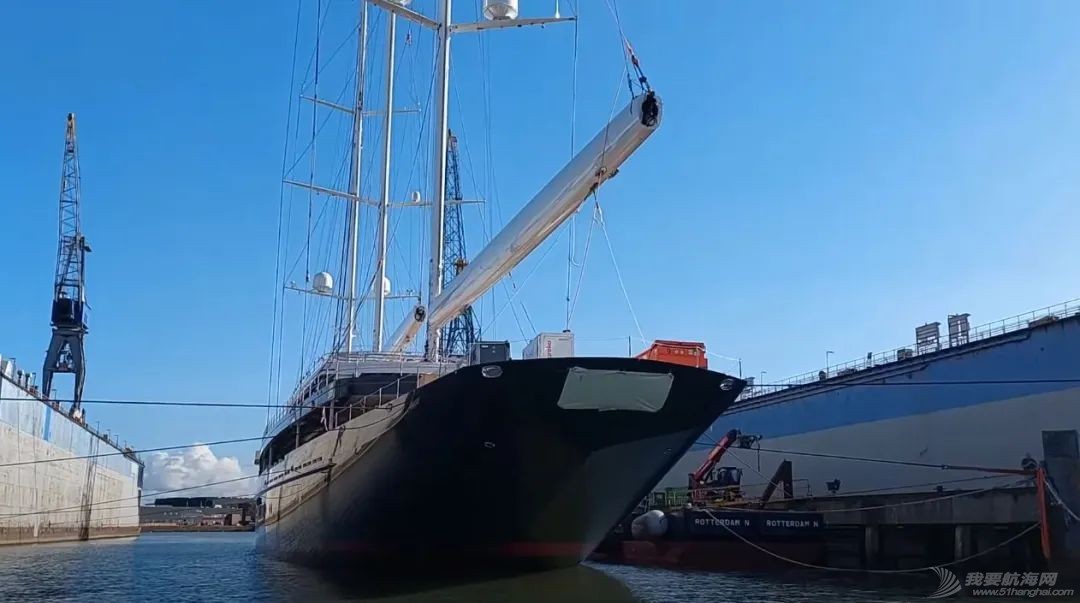 快来看!贝索斯127巨型帆船桅杆安装完毕w4.jpg