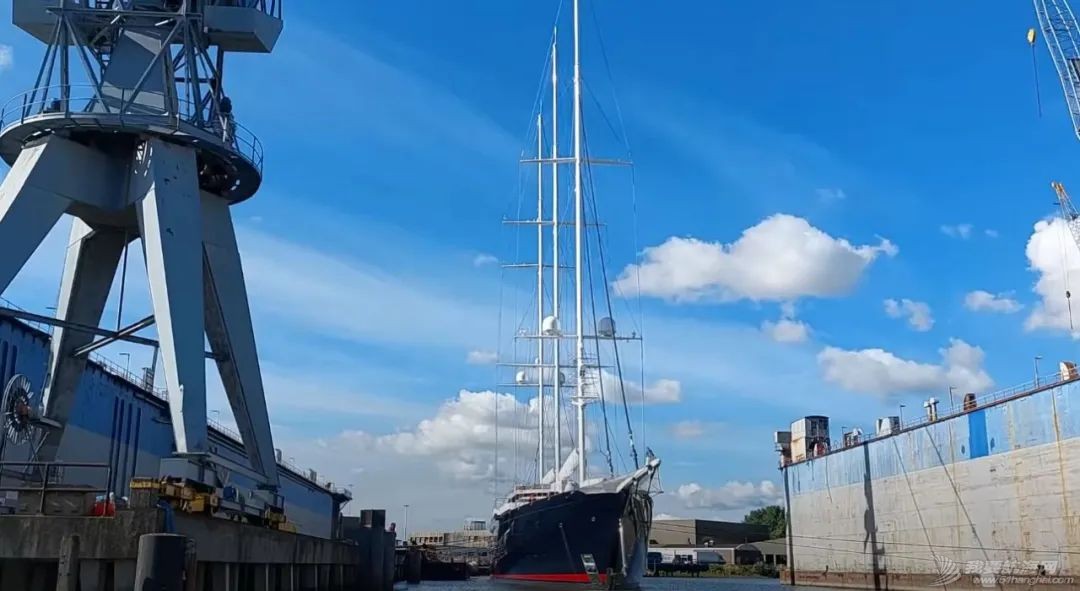 快来看!贝索斯127巨型帆船桅杆安装完毕w12.jpg