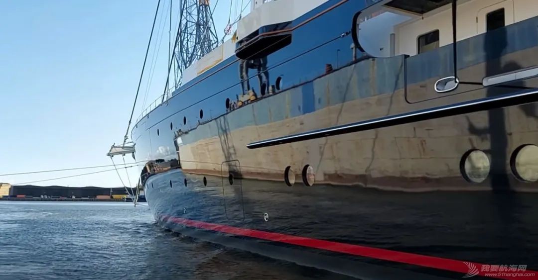 快来看!贝索斯127巨型帆船桅杆安装完毕w13.jpg
