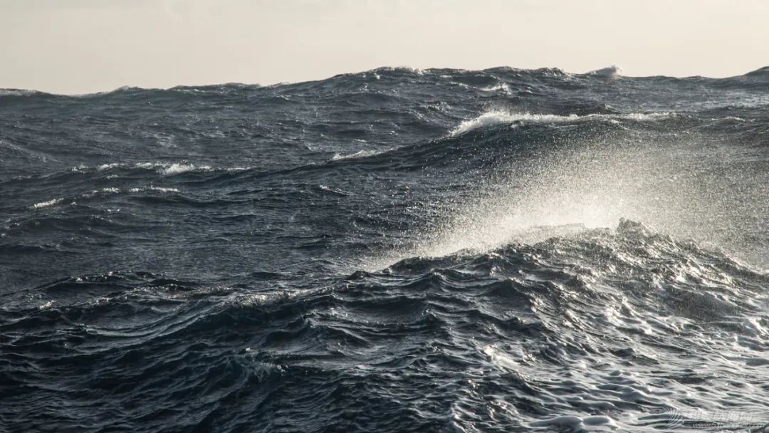 环球航海中的奇观异象 - 来自参赛船员在荒芜大洋中比赛经历过后的有...w2.jpg