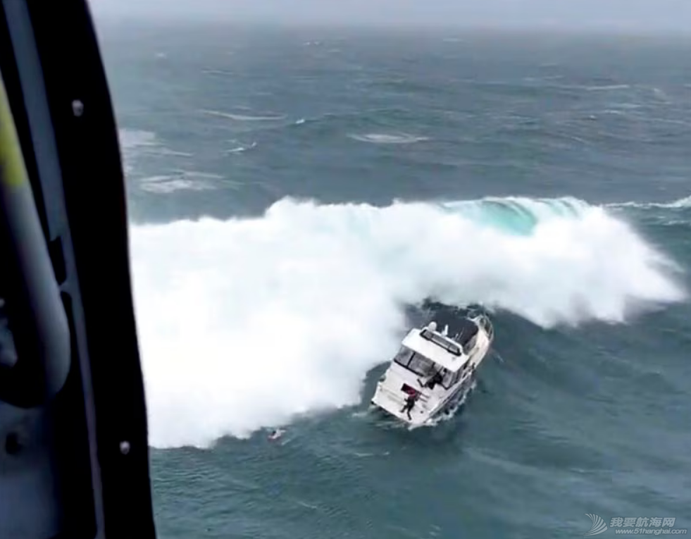 视频:戏剧性救援,巨浪掀翻被盗游艇w2.jpg