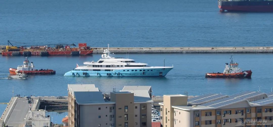 被扣押的超级游艇Axioma号最终在拍卖后离开码头w1.jpg
