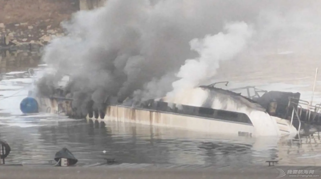 25米超级游艇在布达佩斯起火w1.jpg