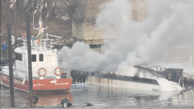25米超级游艇在布达佩斯起火w4.jpg