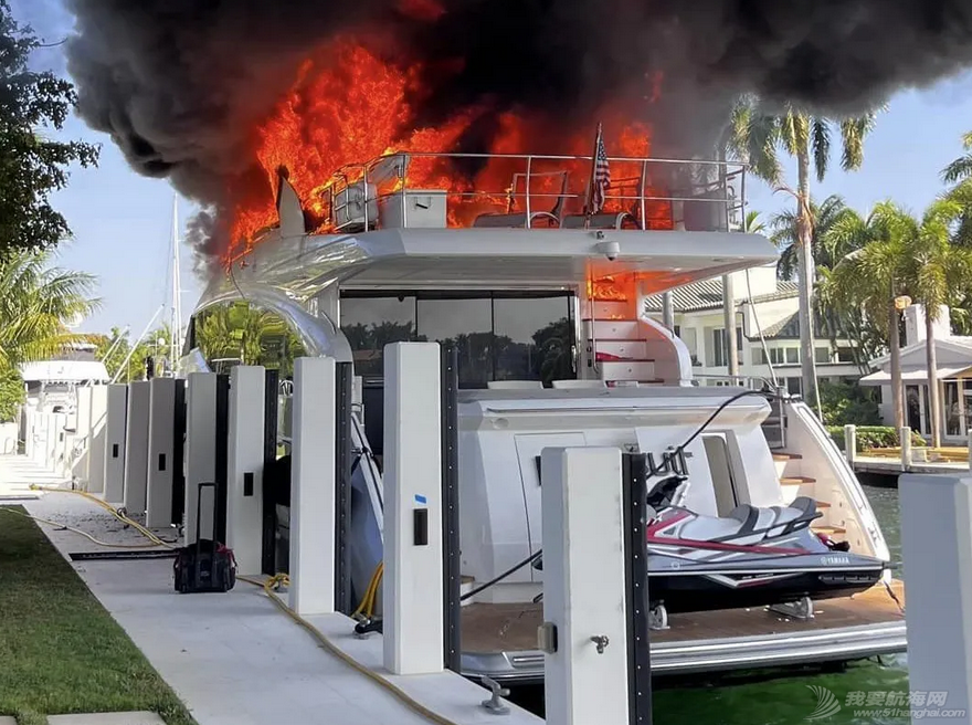 视频:27米豪华游艇在劳德代尔堡发生火灾w1.jpg