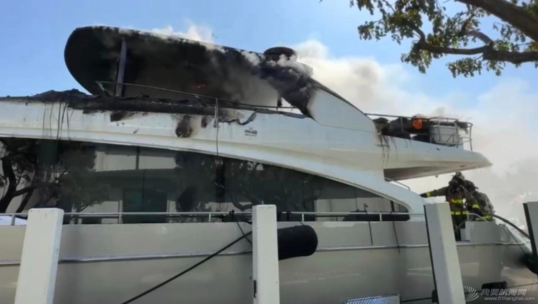 视频:27米豪华游艇在劳德代尔堡发生火灾w4.jpg