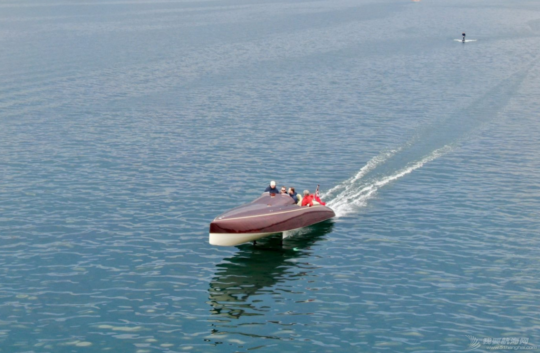 开创新时代! Spirit Yachts首艘木制电动水翼艇下水w7.jpg