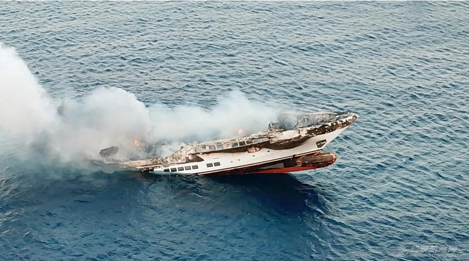 47米超级游艇“Navis One”号在希腊起火沉没w1.jpg