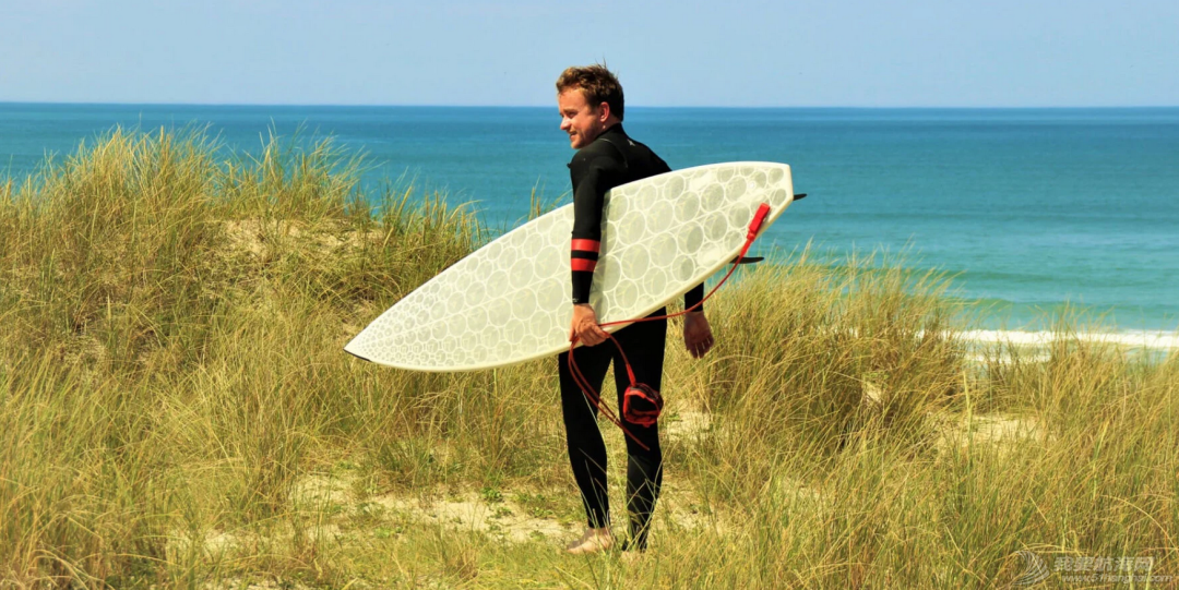 环保冲浪!由可回收藻类纤维3D打印的半透明冲浪板w1.jpg
