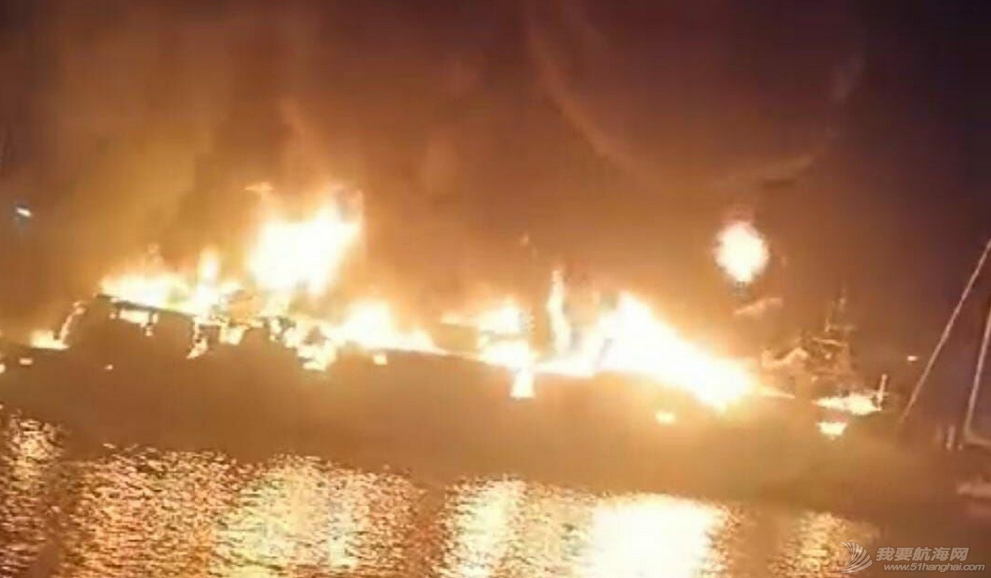 墨西哥拉巴斯发生火灾 多艘游艇被毁w1.jpg