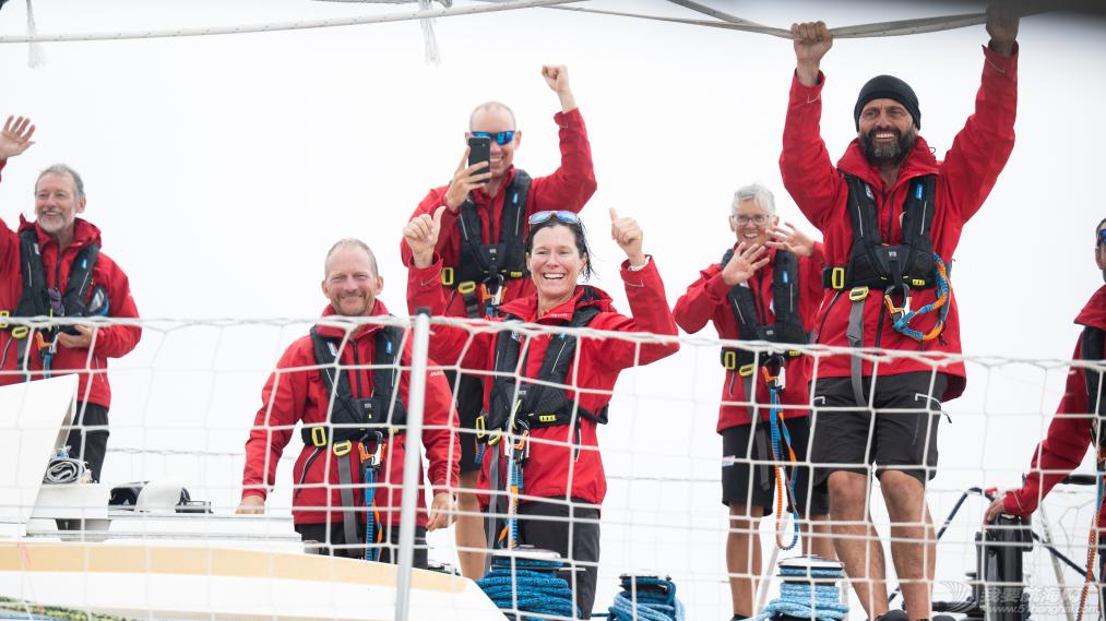 “青岛号”获得2023-24克利伯环球帆船赛首个单赛程冠军w2.jpg