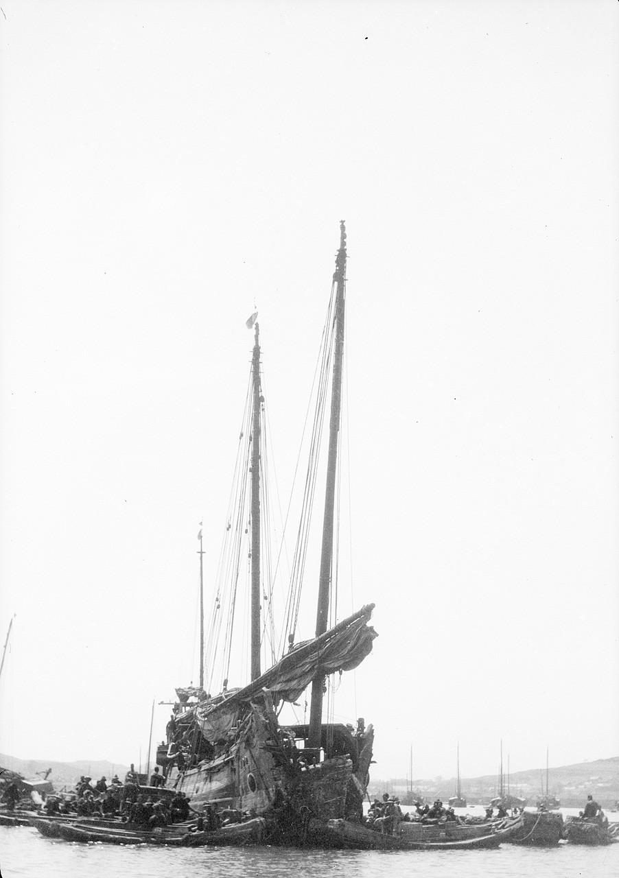 A starboard bow view of a Foochow pole junk anchored at Weihaiwei 2.jpg