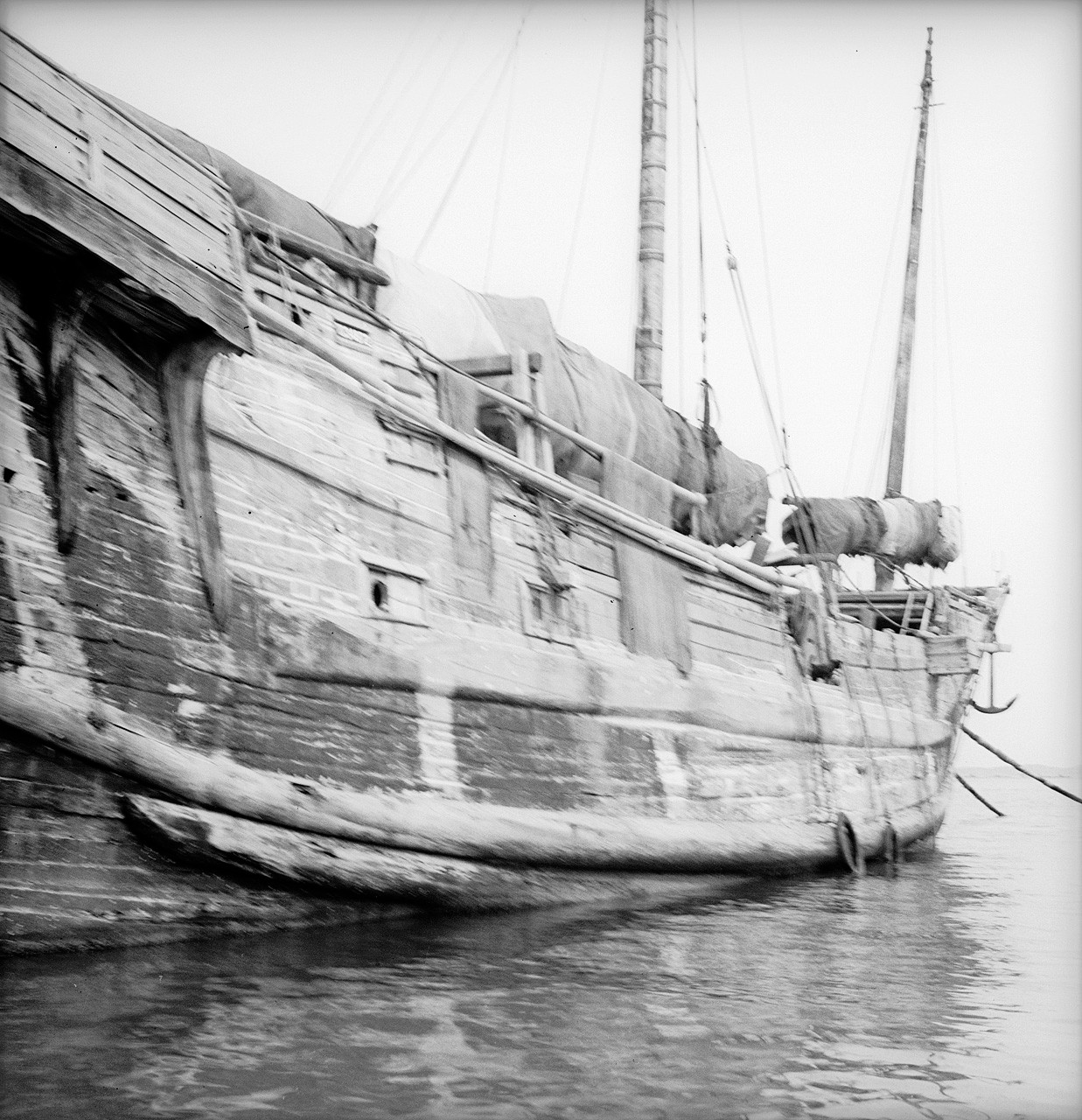 A starboard side view of the Foochow pole junk trader 3179 anchored at Weihaiwei.jpg