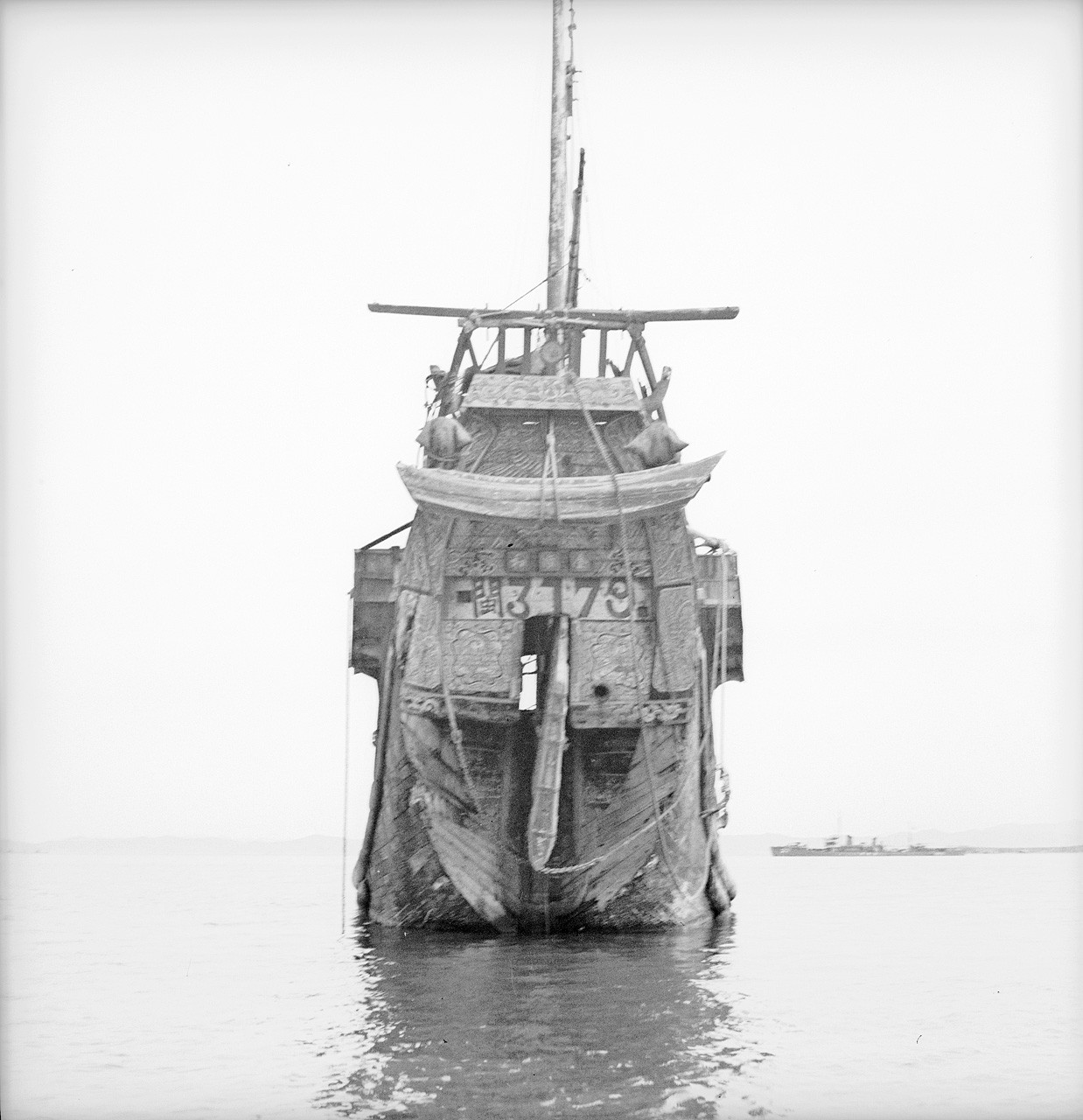 A stern view of the Foochow pole junk trader 3179 anchored at Weihaiwei.jpg