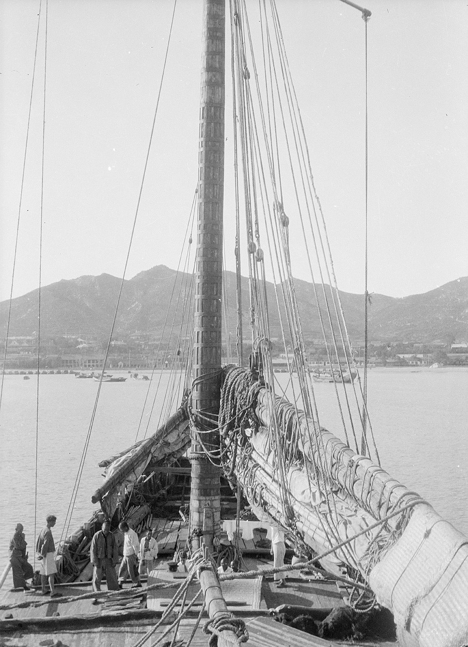 On board a pole junk anchored at Hong Kong 5.jpg