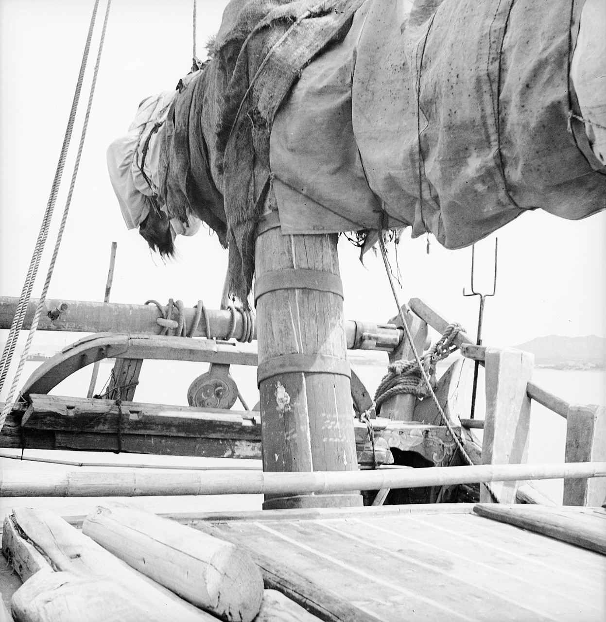 On board the Foochow pole junk trader 3179 anchored at Weihaiwei4.jpg