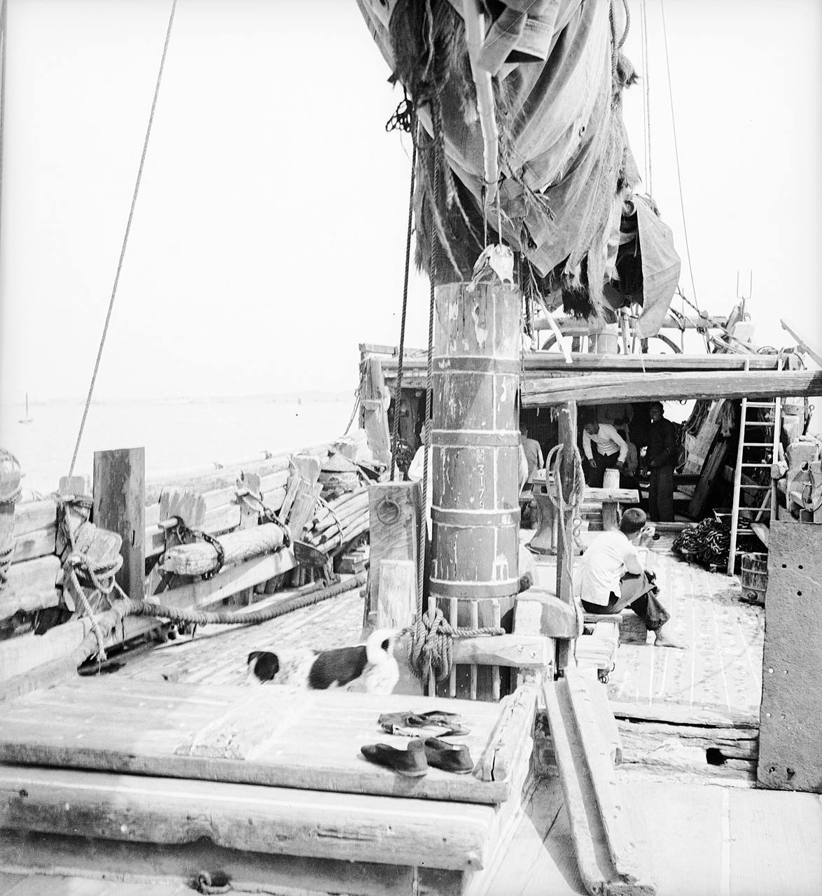 On board the Foochow pole junk 3179 anchored at Weihaiwei19371938 20.jpg