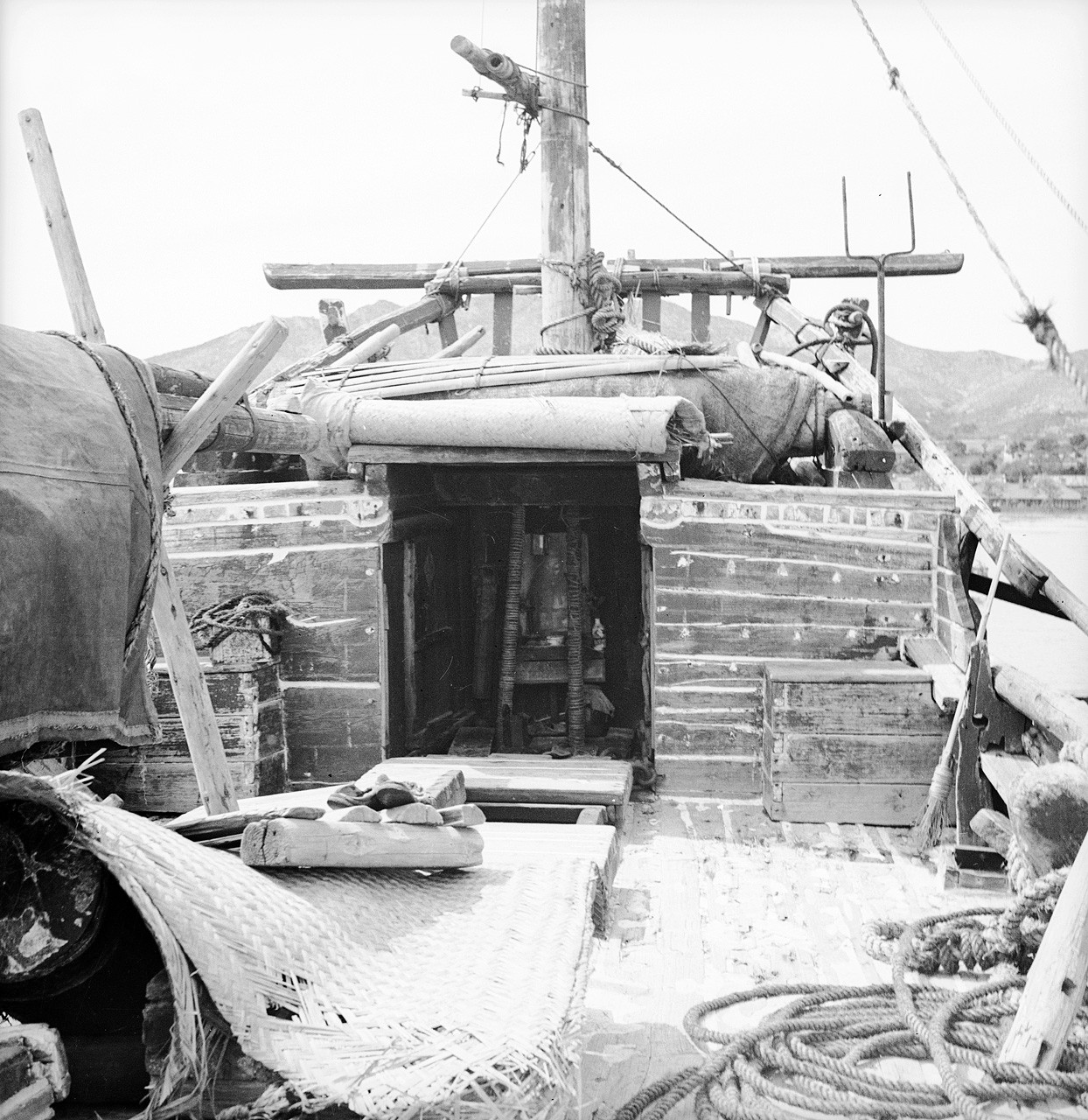 On board the Foochow pole junk 3179 at Weihaiwei19371938.jpg