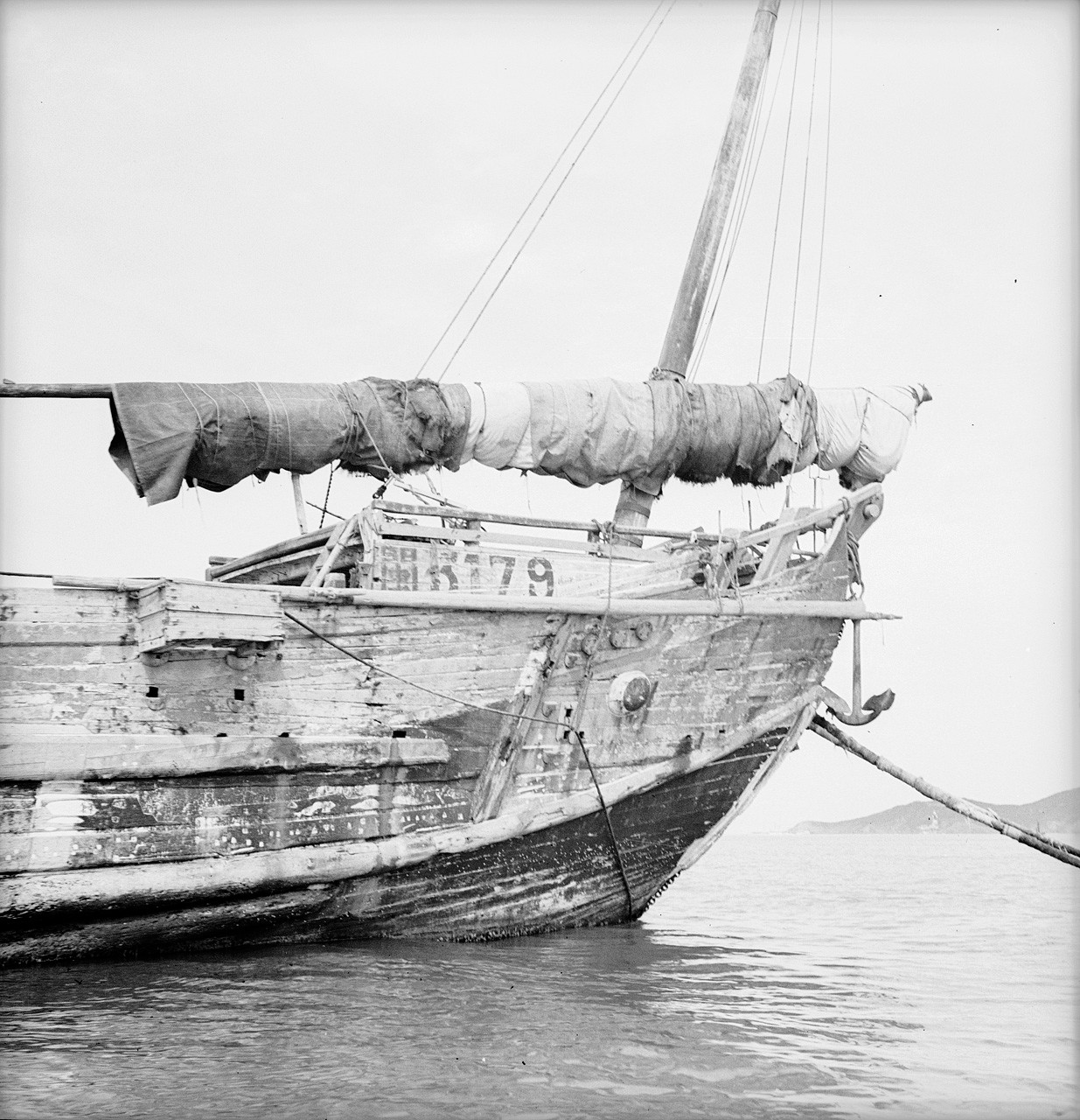 The bow of a Foochow pole junk at Weihaiwei19371938.jpg